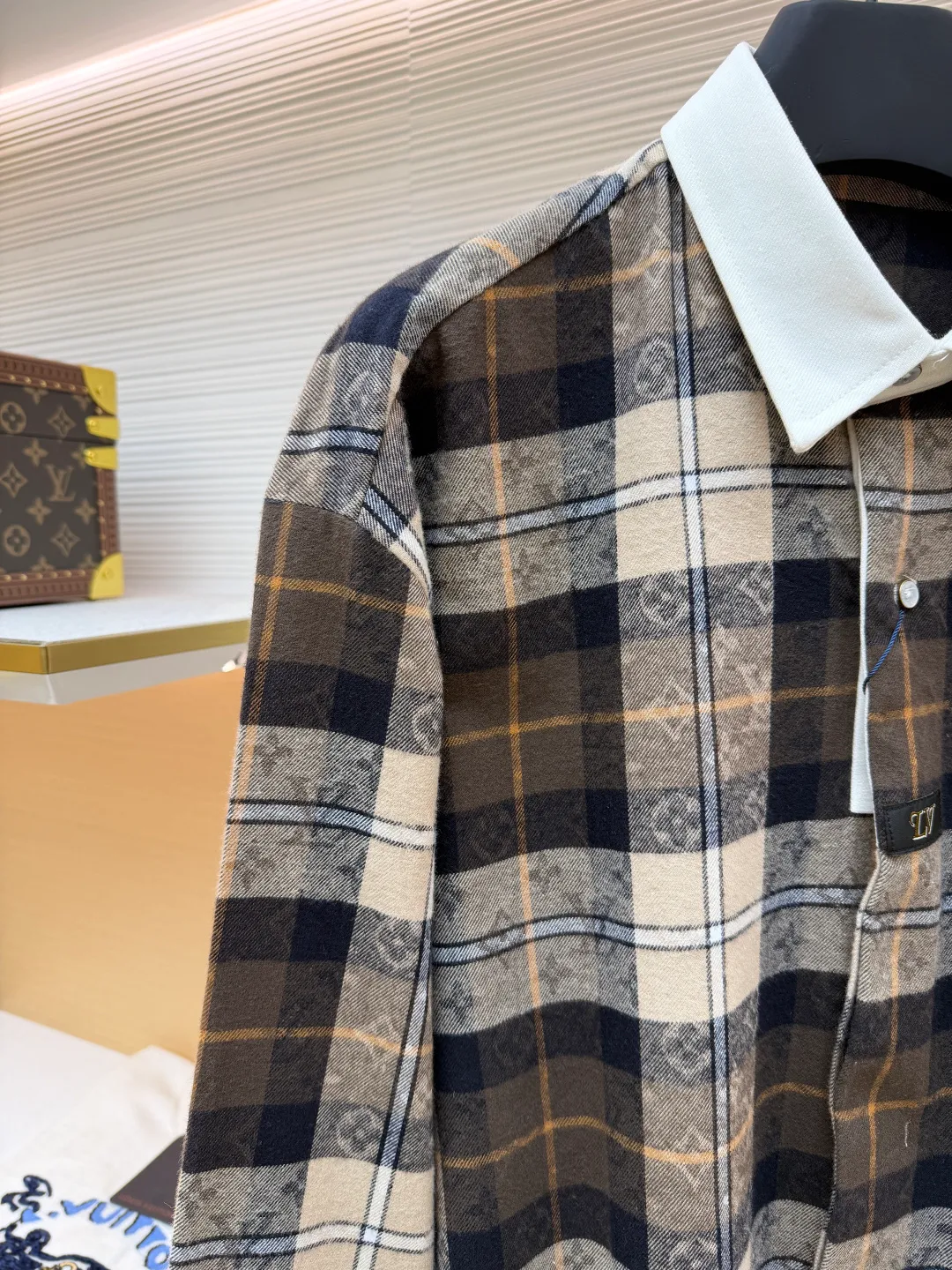 LOUIS VUITTON Contrast color lapel flannel long-sleeved polo shirt ●Original version: Purchased and developed for 13400 ●Item number: 1681490-B25 ●Material: jacquard dark grain cotton fabric ●Technology: jacquard production ●Color: brown ●Version: fitted version ●Weight: about 410 grams ●Size: XS-S-M-L ●Description: This Louis Vuitton plaid shirt is exquisitely crafted. The fabric adopts customized plaid jacquard technology, which combines the brand's classic pattern with plaid elements. It undergoes multiple yarn-dyed processes to ensure that the plaid is full of color and clear in texture. The white splicing part of the collar and cuffs is made of high-count cotton fabric, and has been carefully cut and spliced ​​to have smooth and compliant edges. The brand logo on the body is embroidered with fine embroidery threads and precise positioning, perfectly blending with the plaid fabric. The placket of the shirt uses invisible button technology, and the buttons and fabric are treated with the same color to enhance the overall aesthetics. High-strength silk threads are used in every stitching, and the double-thread stitching process ensures the firmness when worn. Every craft detail demonstrates the brand's pursuit of quality for classic items. The overall wiring is straight and delicate, the fabric is comfortable and soft, and the color is consistent without color difference. It can be matched with the same style to create a fashionable look and control various occasions. Customized accessories, complete with three standards, same style for men and women!